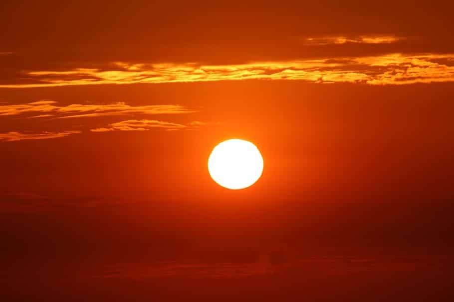Sol radiante durante atardecer de verano