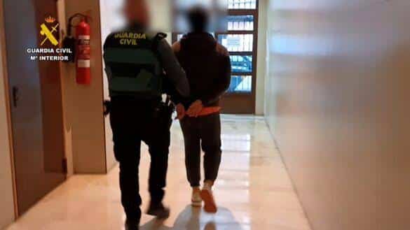Con un taladro, sujeto intenta asesinar a su pareja en Madrid; lo detienen en el acto