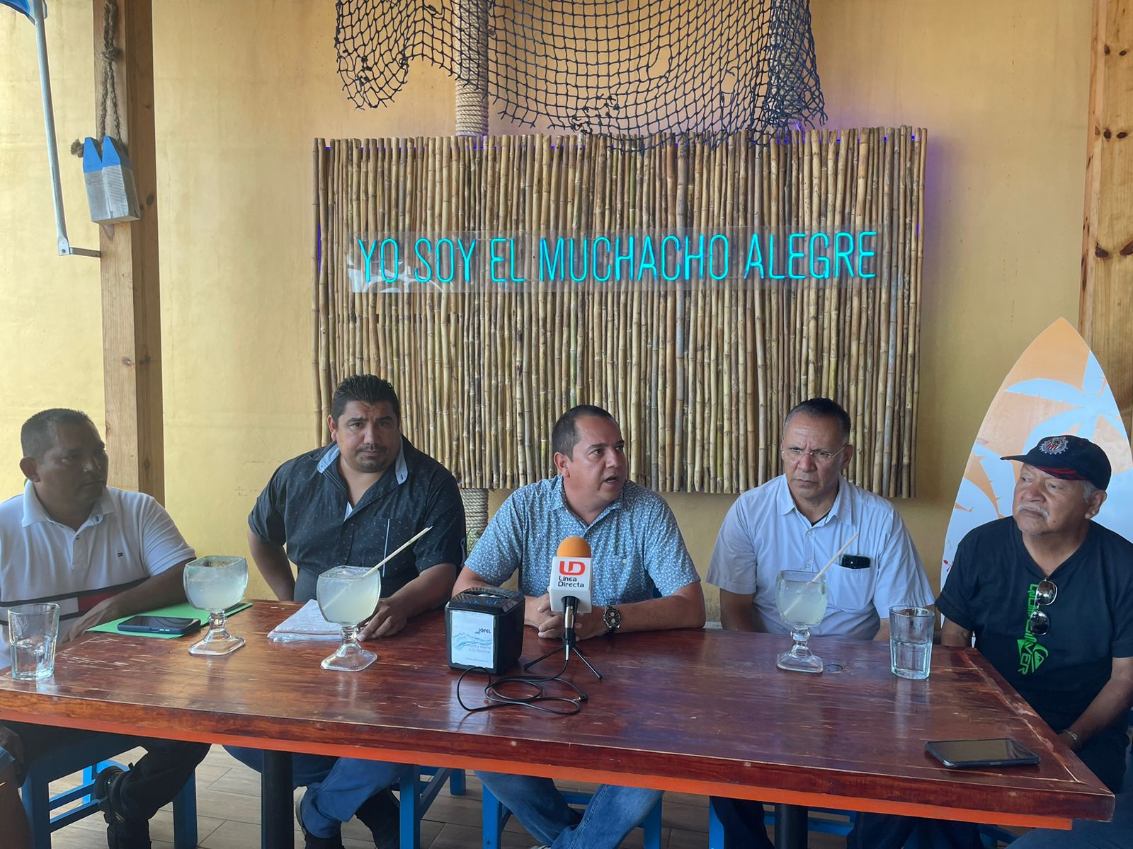 Conferencia de prensa en restaurante de Mazatlán