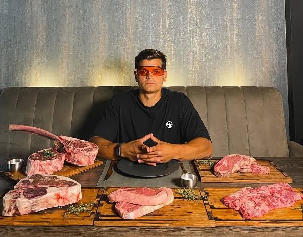Critican a TikToker por comer carne cruda, especialistas lo llaman irresponsable