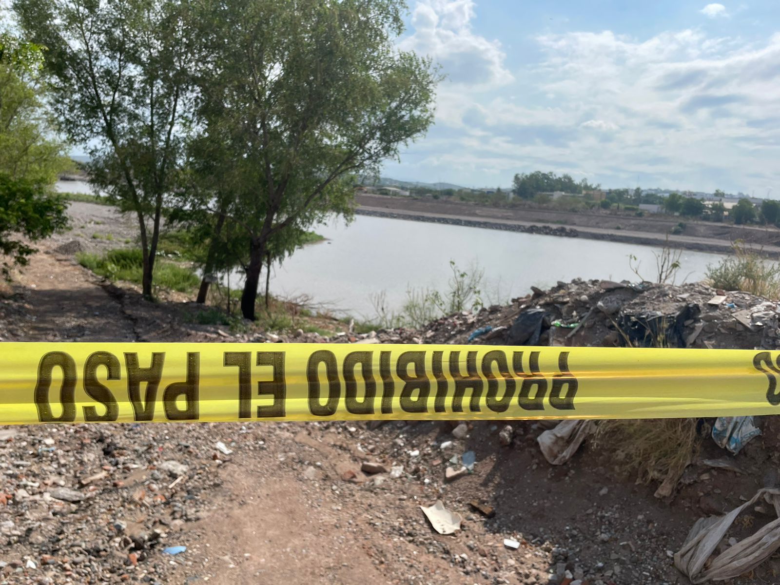 Cinta amarilla delimitando zona del río Humaya