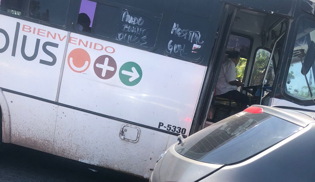 CONDUCTOR DE TRANSPORTE URBANO, ES CAPTADO MANEJANDO Y TEXTEANDO AL MISMO TIEMPO EN LOS MOCHIS.