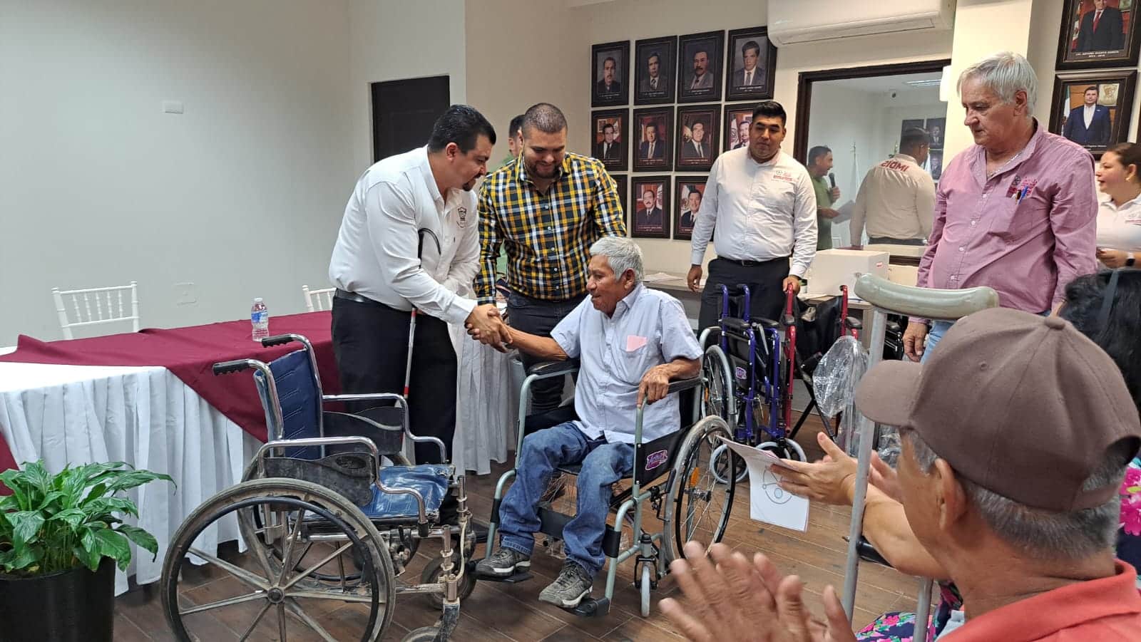 Ayuntamiento de Ahome entrega aparatos ortopédicos, a discapacitados de imdis.