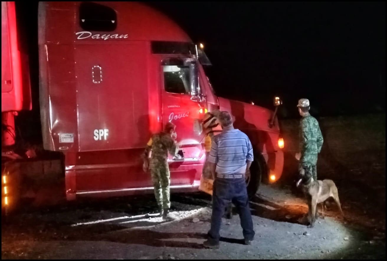 La droga estaba oculta en el tanque de combustible de un tráiler.