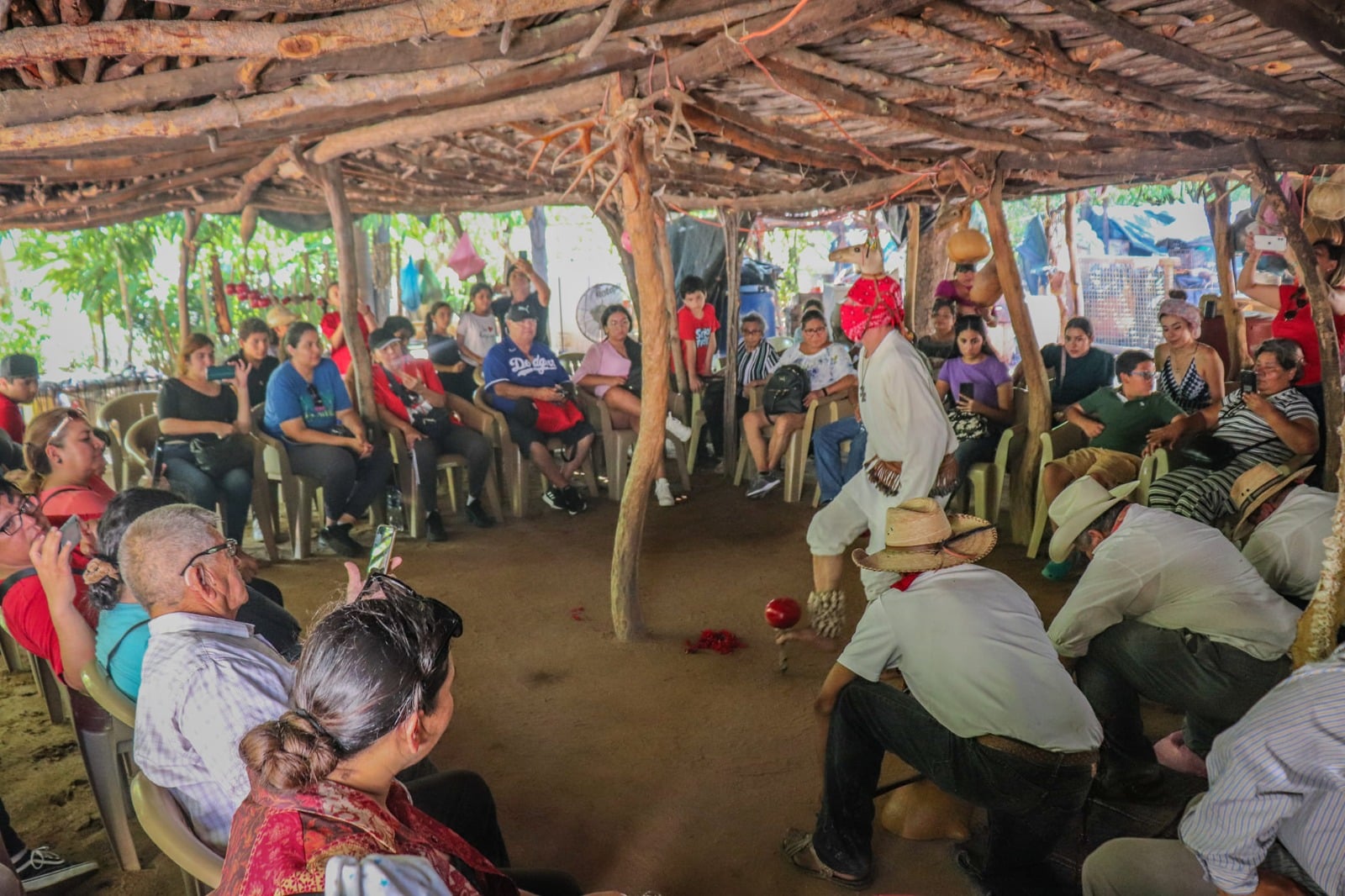 Los turistas reciben tours guiados por el centro histórico, el museo El Fuerte- Mirador, así como la experiencia de asistir a la comunidad de Los Capomos