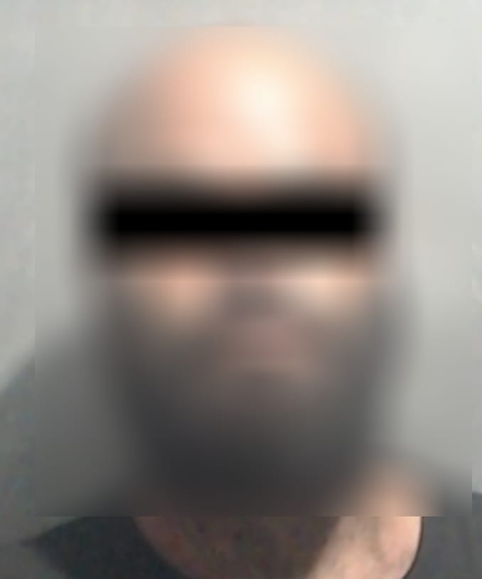 La cara de una persona censurada con una cintilla de color negra en los ojos
