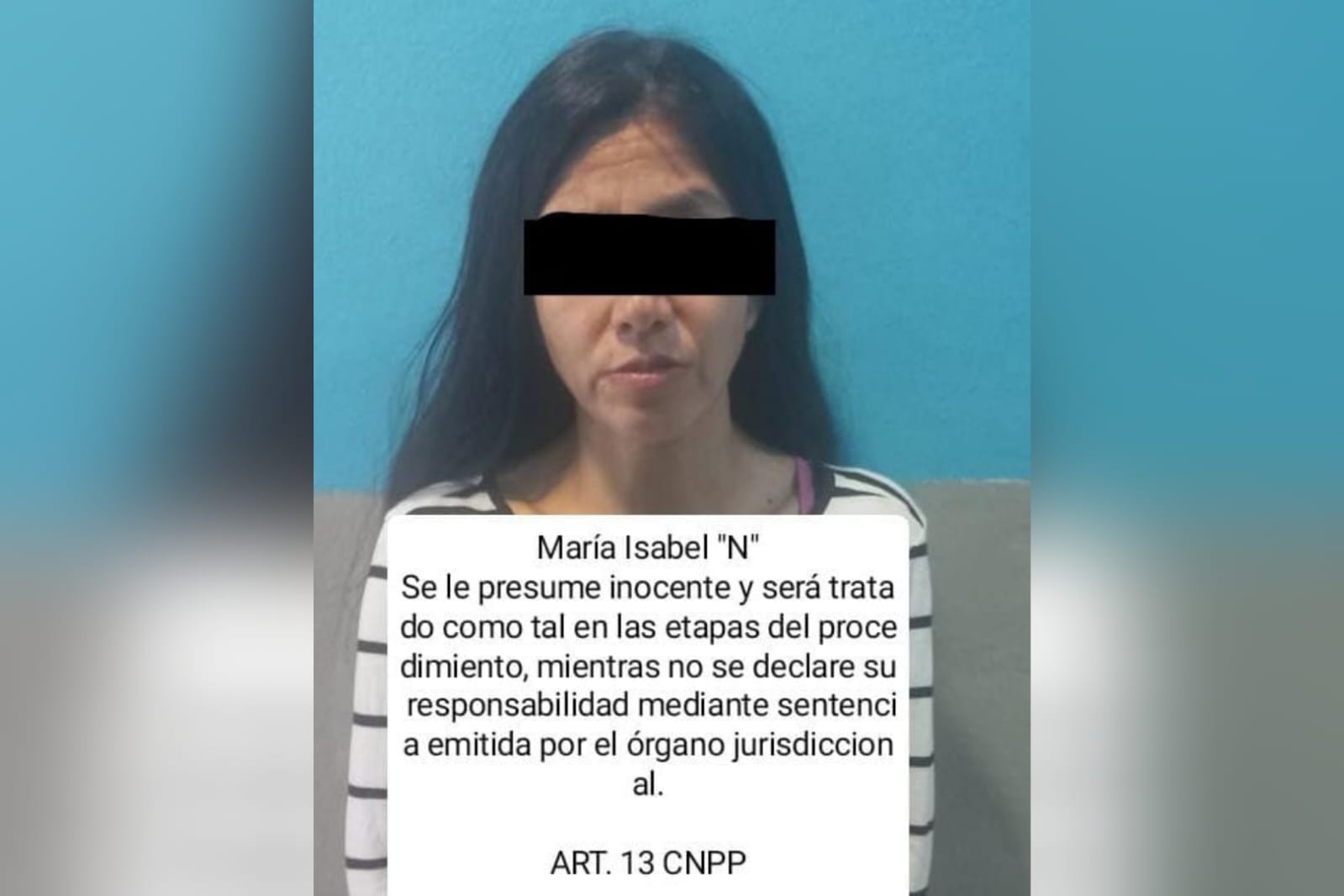 Una mujer con una cintila de color negra en los ojos y letras
