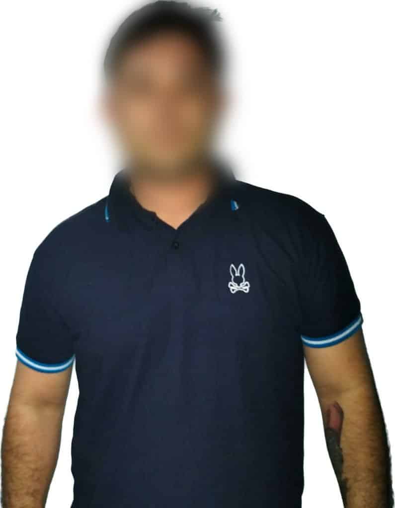 Una persona con el rostro tapado y una playera color negra