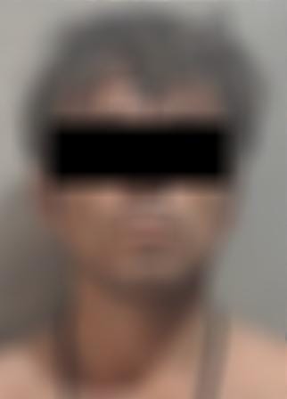 Una persona con una cintilla negra en los ojos