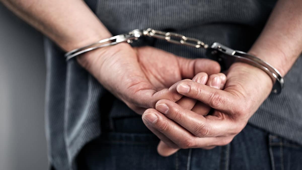Detienen a joven acusado de pornografía infantil; estaba con una de sus víctimas