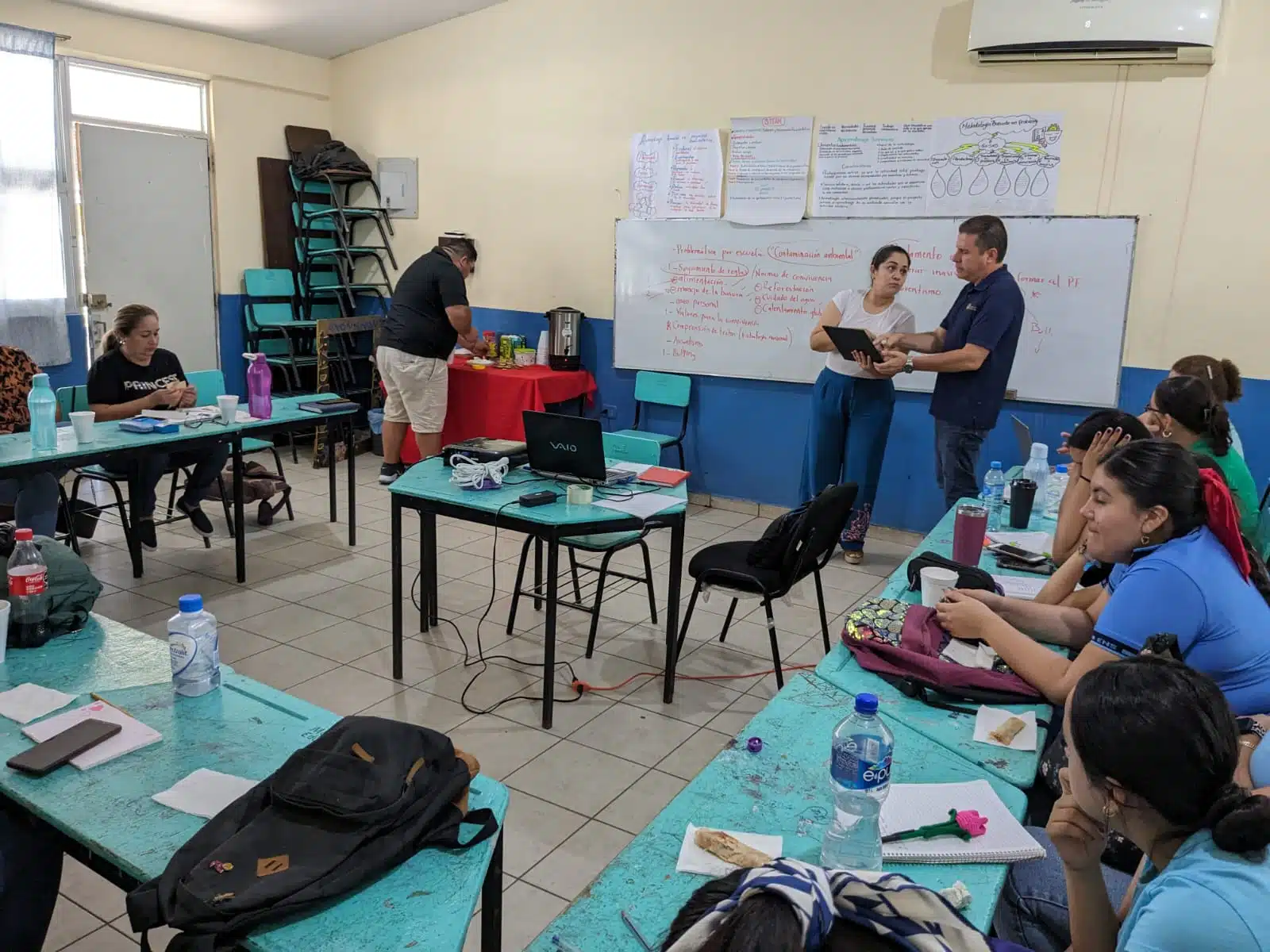 Docentes de educación básica en un aula