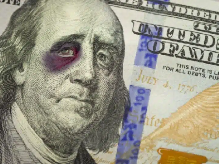 Un billete estadounidense con el ojo morado