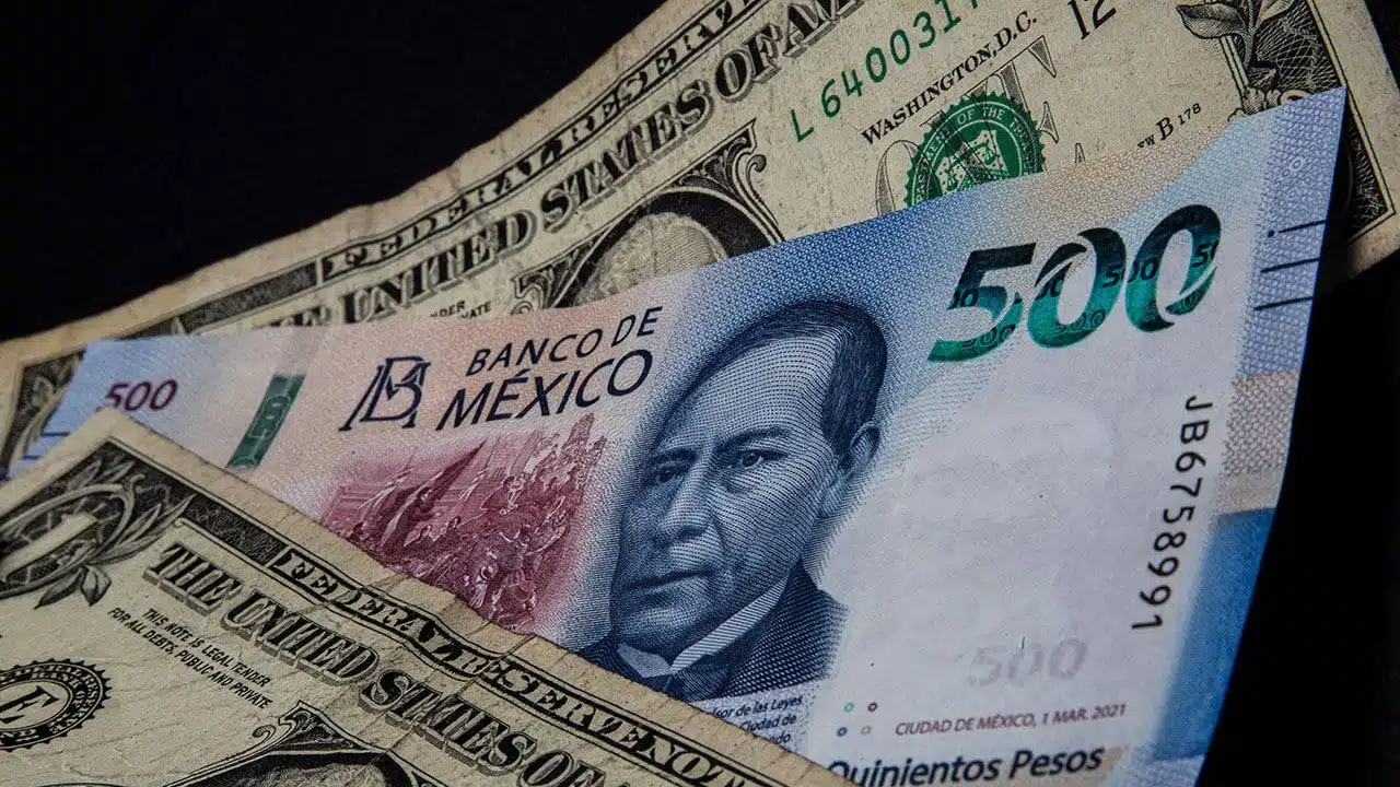 Dólar rompe barrera de los 17