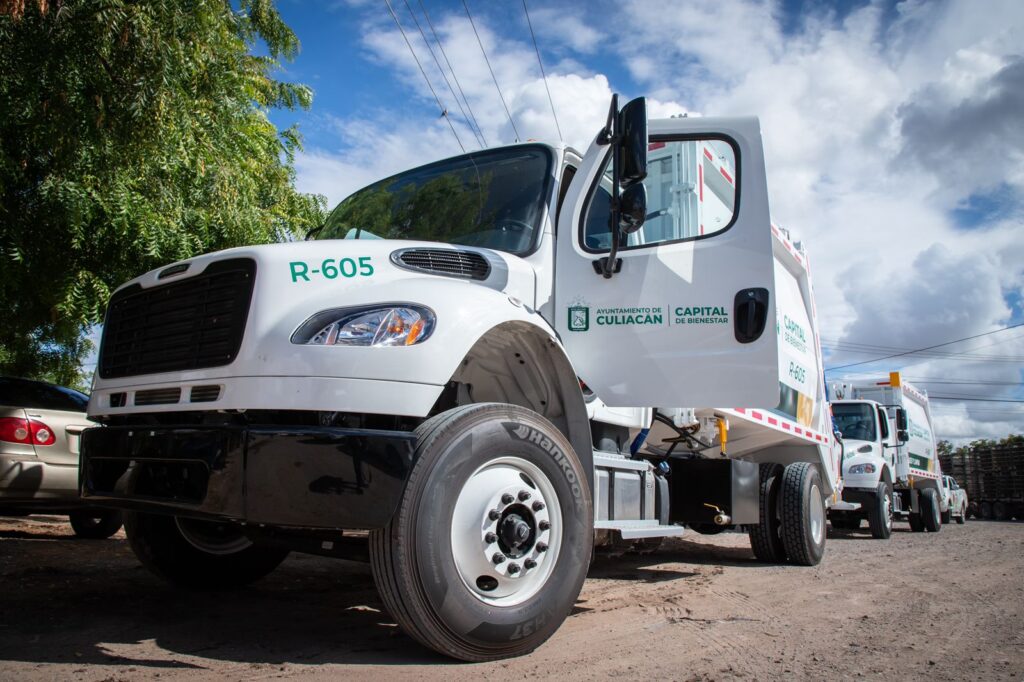Dos camiones recolectores de basura se entregaron este martes en la sindicatura de Costa Rica Culiacán