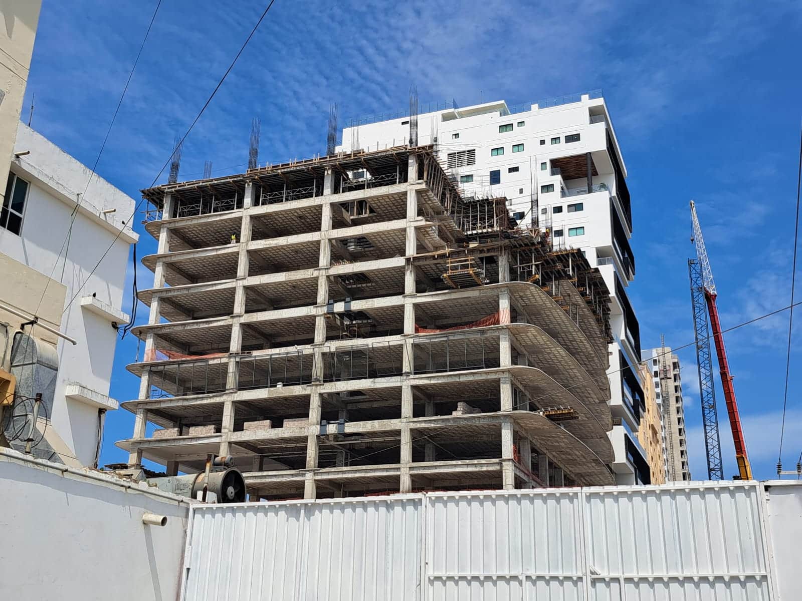 Un edificio sin terminar (obra negra) en Mazatlán