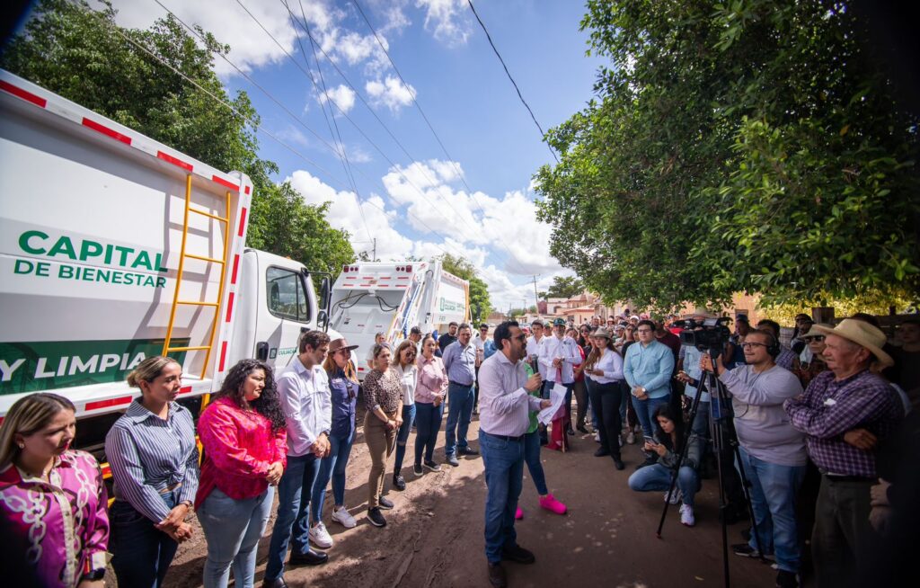 El alcalde Culiacán con habitantes de Costa Rica Culiacán en la entrega de dos camiones recolectores de basura