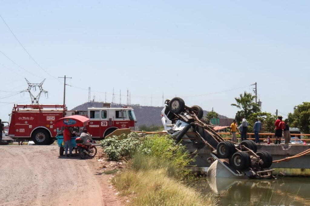 Accidente en un canal de la zona industrial de Los Mochis