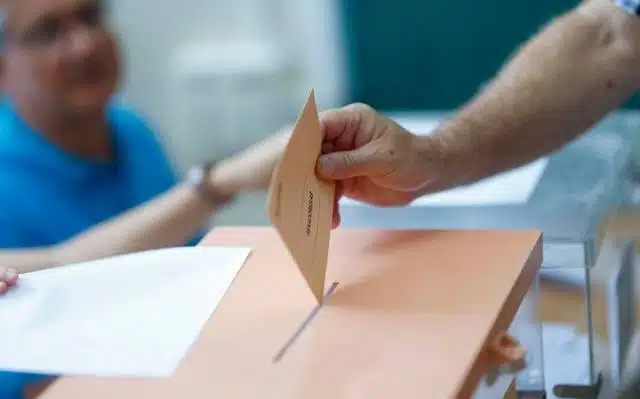 Urna de votación en España