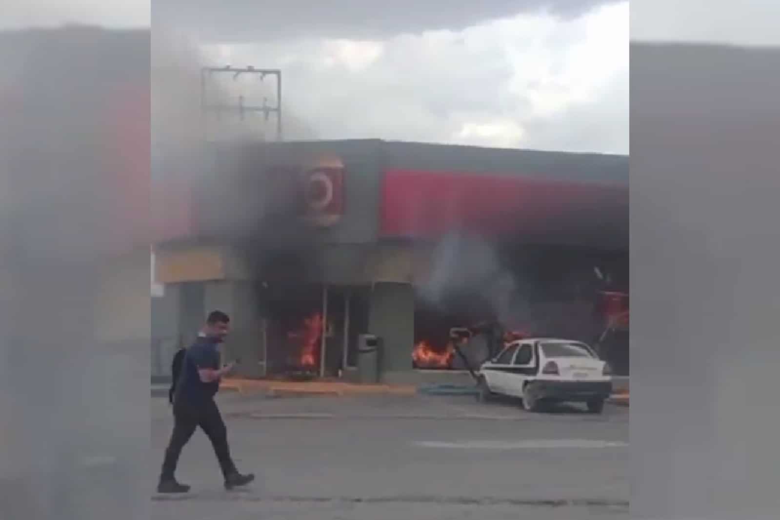 En NL, indigente provoca incendio en famosa tienda de conveniencia