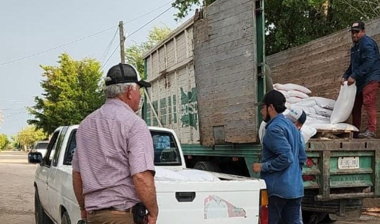 SAyG durante la entrega de semillas de forrajes