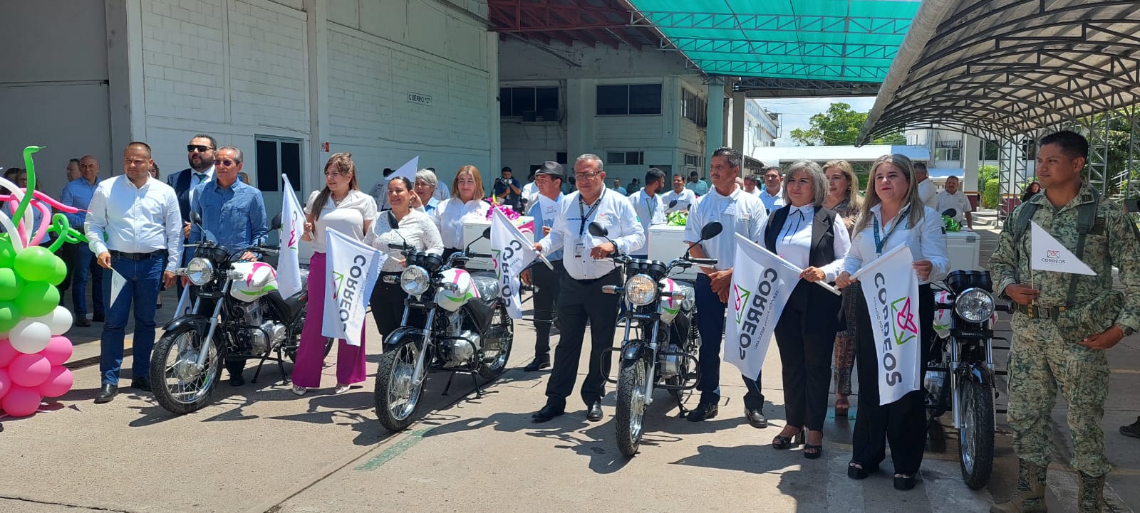 Entregan motocicletas a empresa de correspondencia