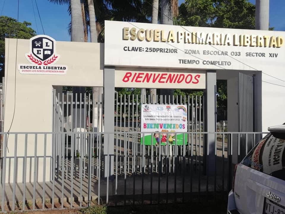 Fachada de frente de una escuela primaria