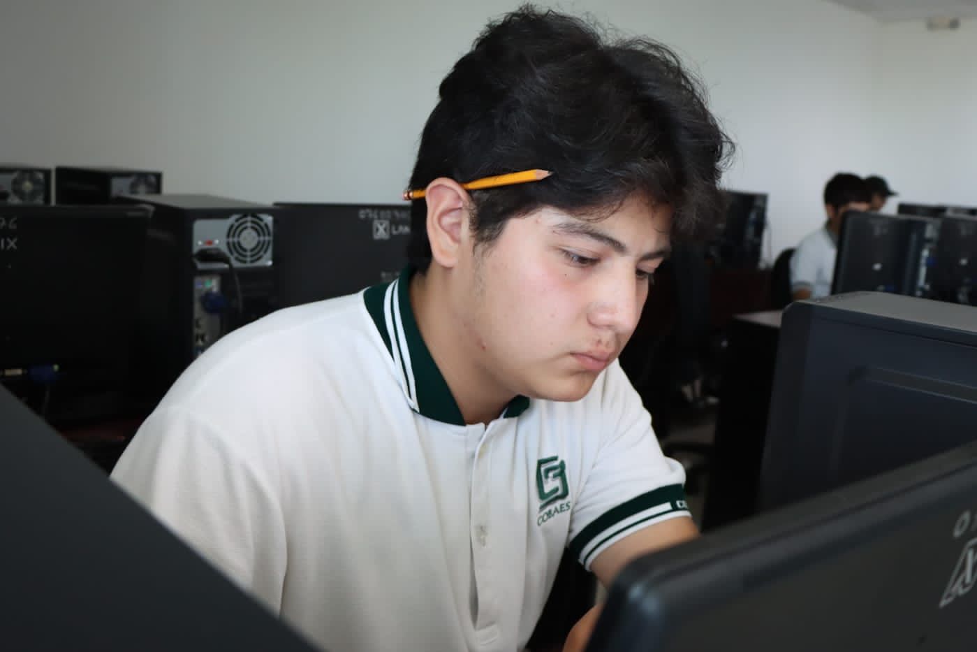 Estudiante de Cobaes en una computadora
