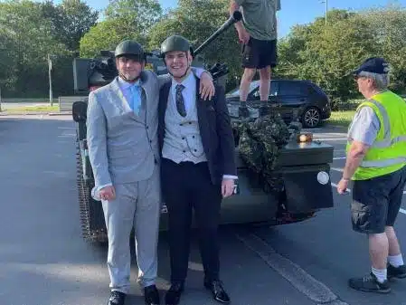 Estudiante inglés ingresa a su ceremonia de graduación en un tanque de guerra