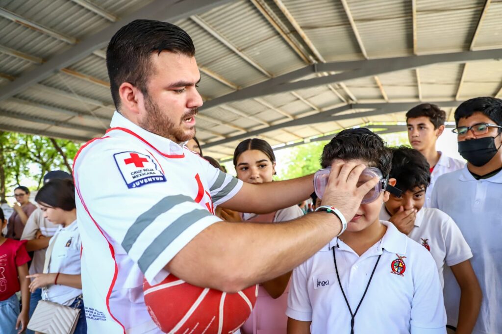 Alumnos de secundaria durante proyecto vial