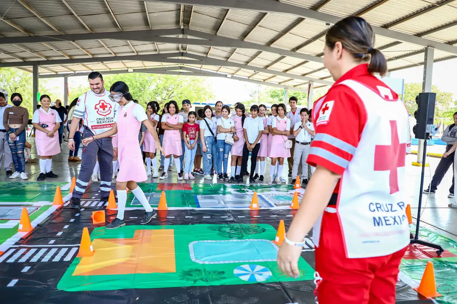 Alumnos de secundaria durante proyecto vial