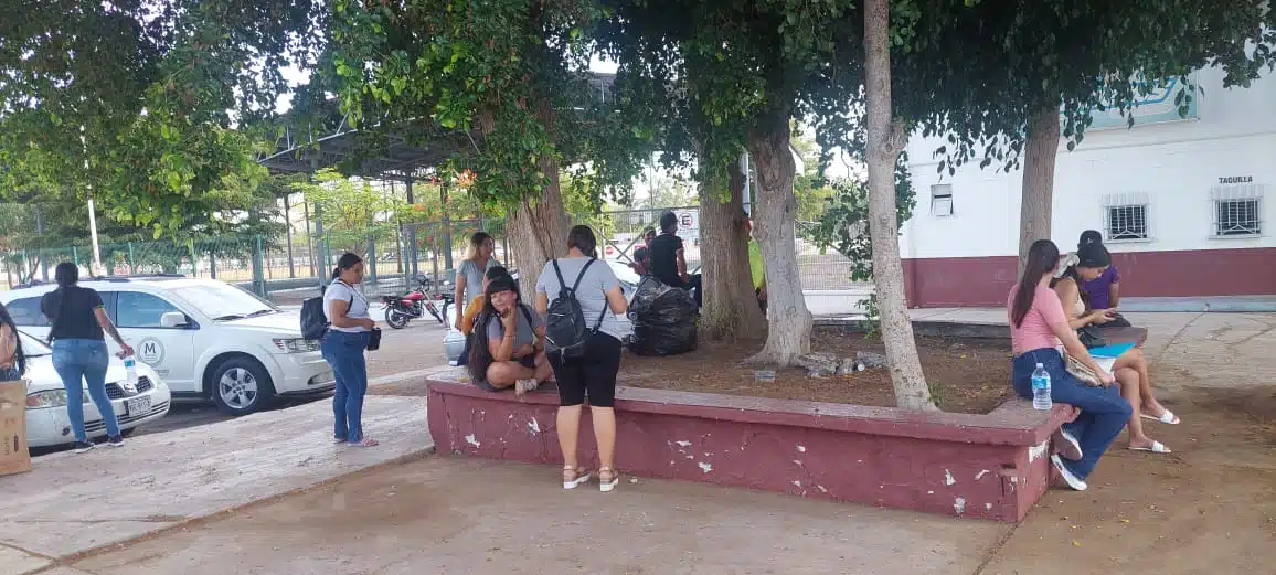 Estudiantes esperan beca Bienestar en Los Mochis