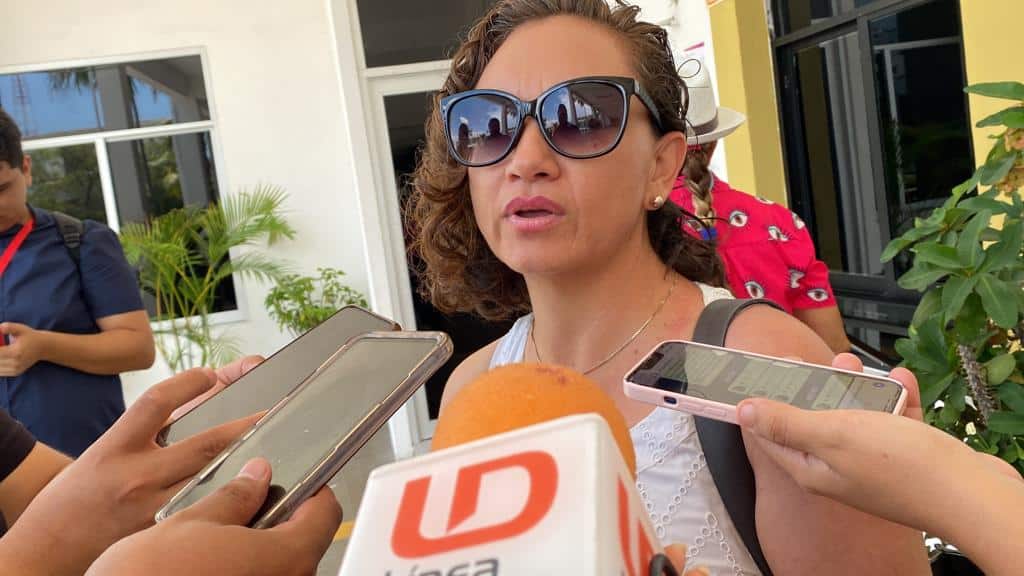 Una persona con lentes, 3 celulares y un micrófono de LD