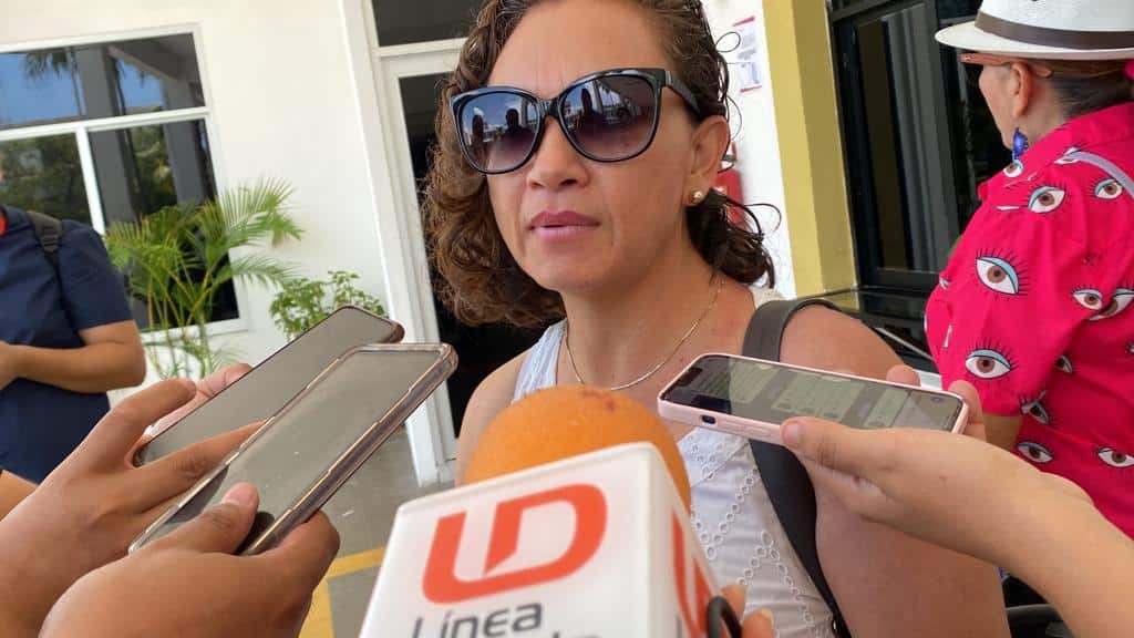 Una persona con lentes, 3 celulares y un micrófono de LD