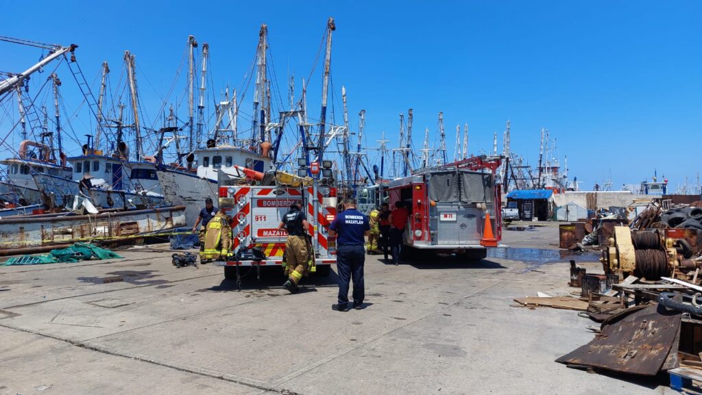 Explosión de embarcación camaronera en Mazatlán