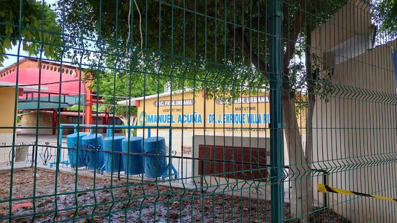 Exterior de la escuela primaria Manuel Acuña en Los Mochis