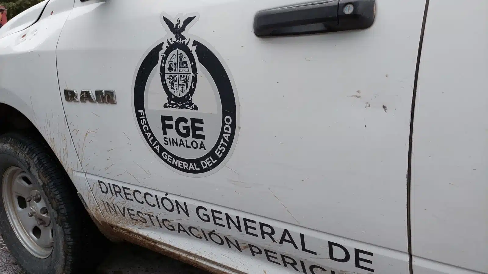 Una parte de la camioneta con logo oficial de la FGE
