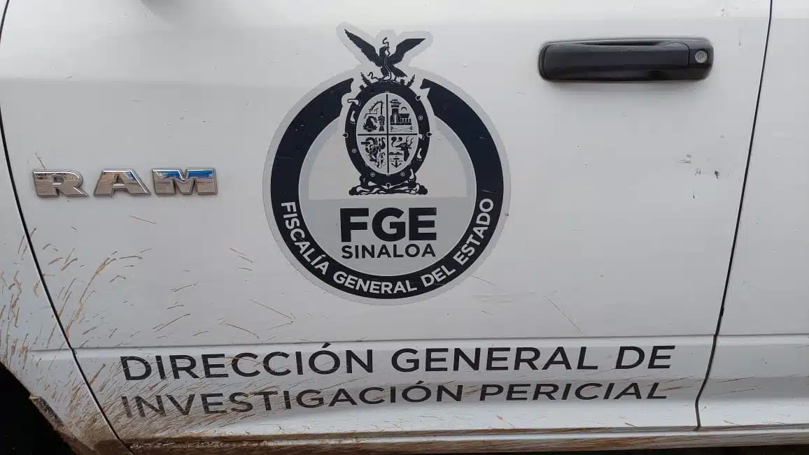 Perta de una camioneta, logotipo de una institución, letras de la FGE y escudo