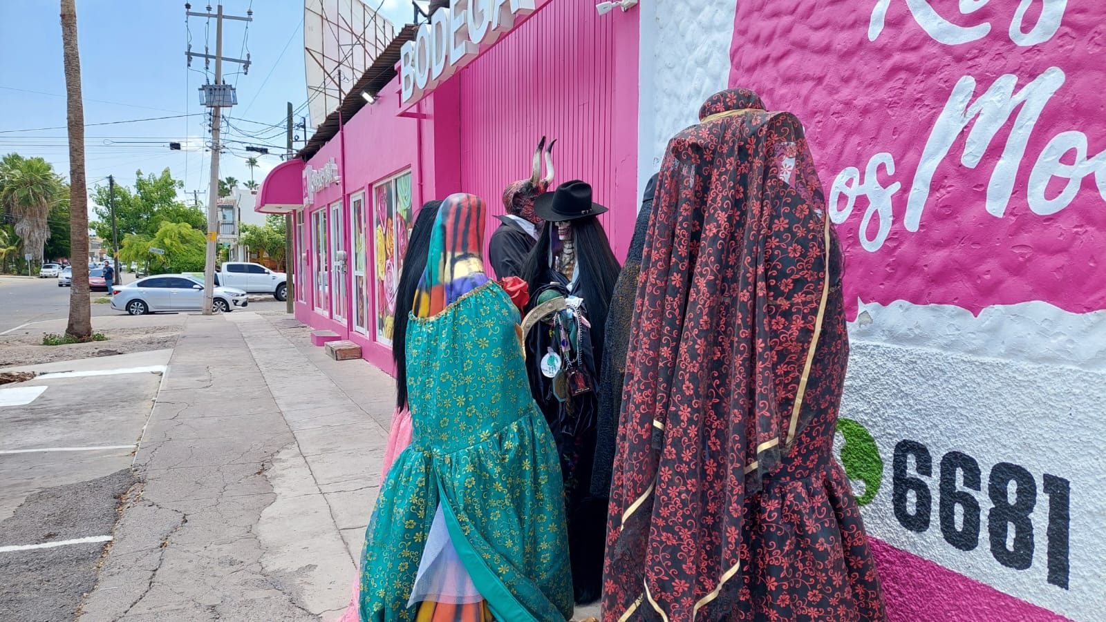 Empleados de florería de Los Mochis atacada a balazos y donde dejaron una corona de flores y una caja de regalo, sacaron seis figuras de la Santa Muerte y Satán.