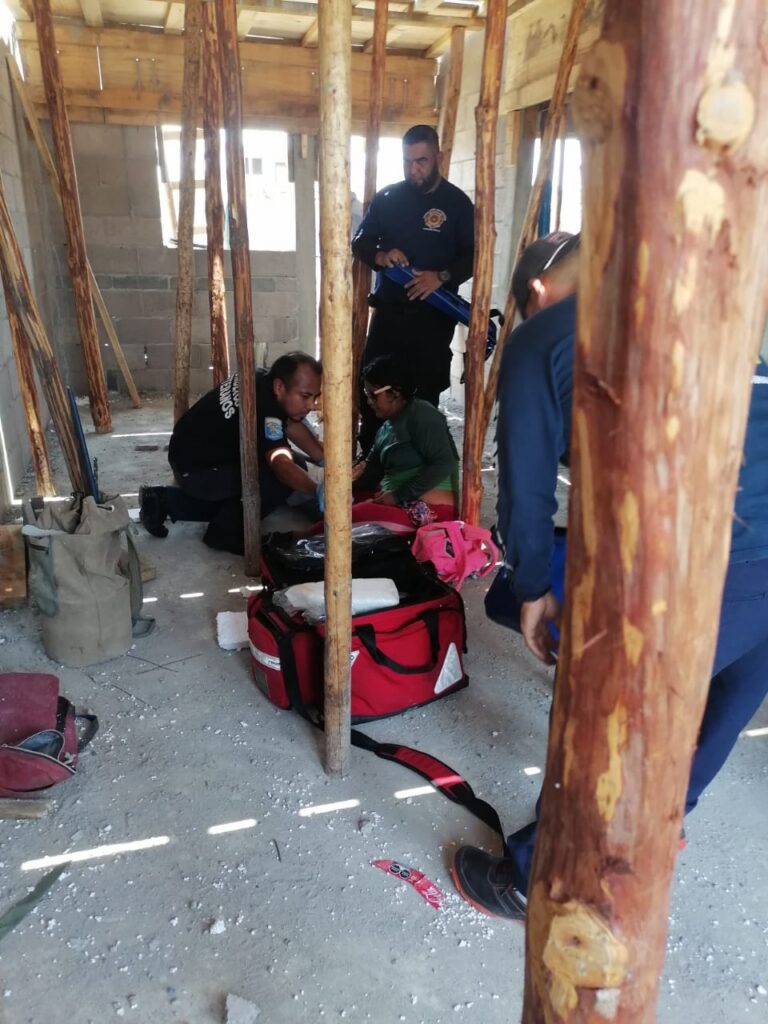 Paramédicos de Bomberos Veteranos en Mazatlán auxilian a mujer