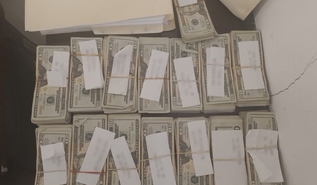 Fajos de billetes de diferentes monedas