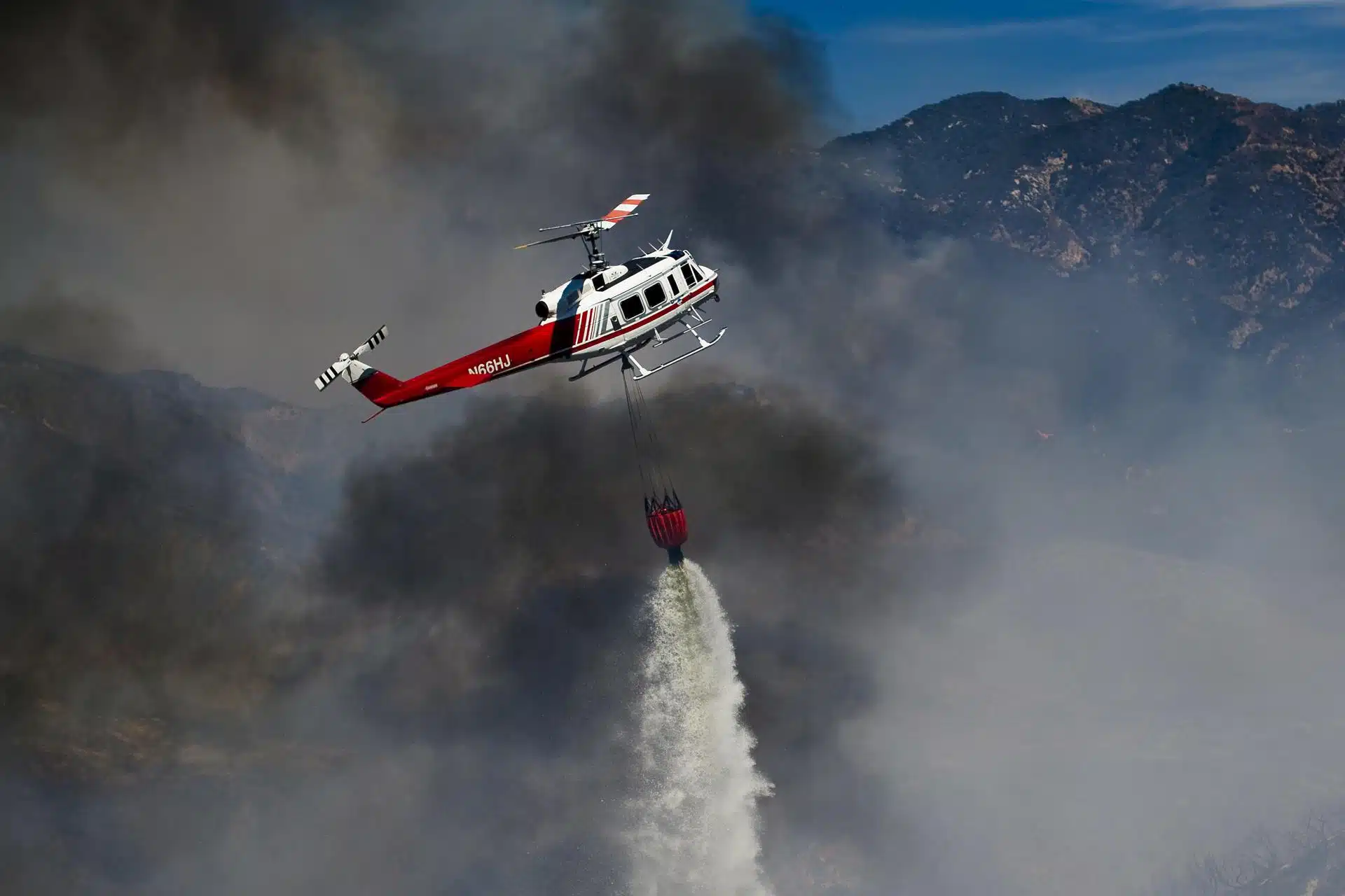 Fallece piloto de helicóptero mientras trabajaba en la extinción de incendios en Canadá