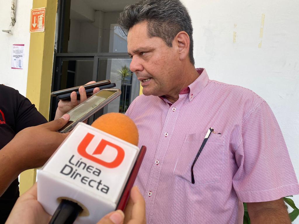 Una persona hablando, 4 celulares y un micrófono de LD