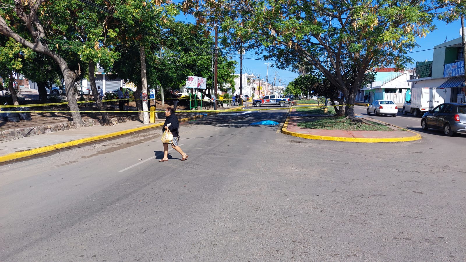 Mujer es atropellada al cruzar la calle