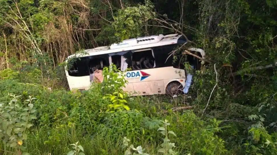 Fuerte accidente en Quintana Roo; muere un niño en volcadura de autobús