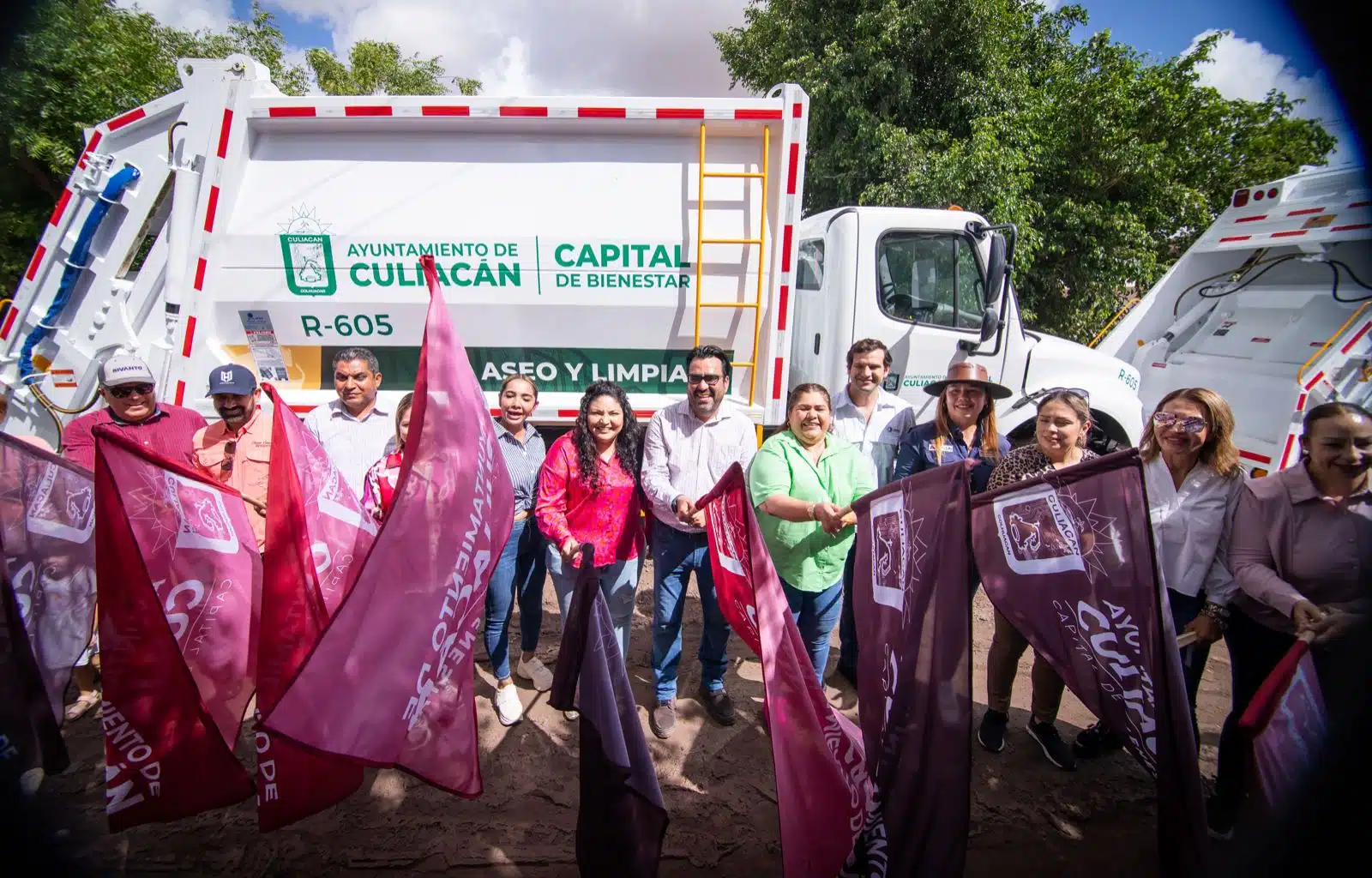 Funcionarios municipales y el alcalde de Culiacán dan banderazo a la entrega de dos camiones recolectores de basura en la sindicatura de Costa Rica
