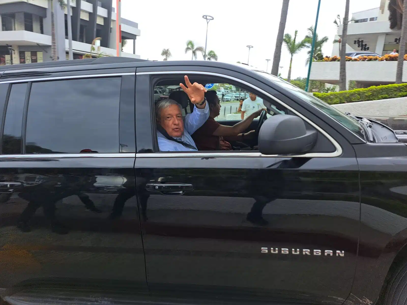 El presidente Andrés Manuel López Obrador, llega a reconocido hotel de Mazatlán.