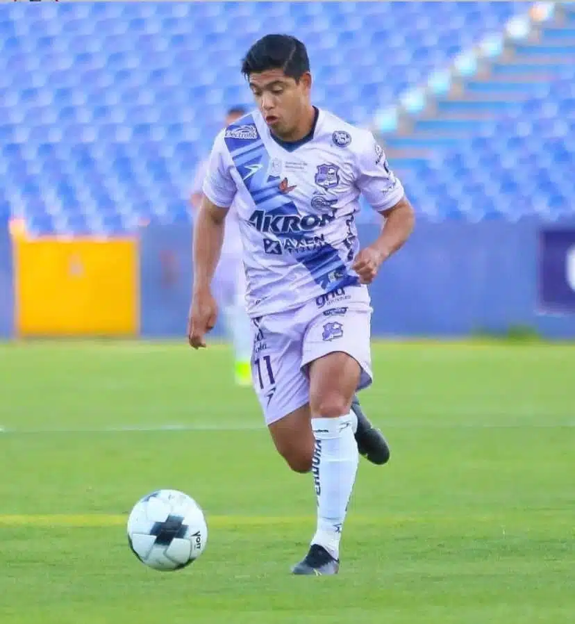 Gael Acosta jugando en un partido de futbol