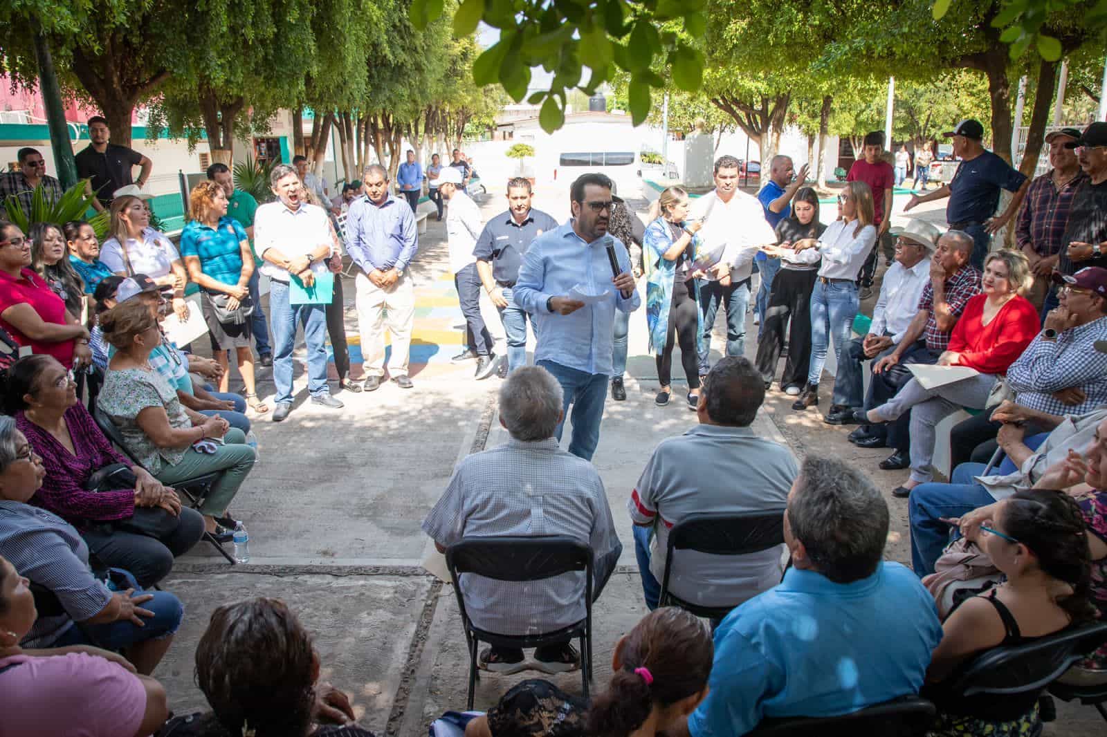 Gámez Mendívil con los habitantes de Culiacancito