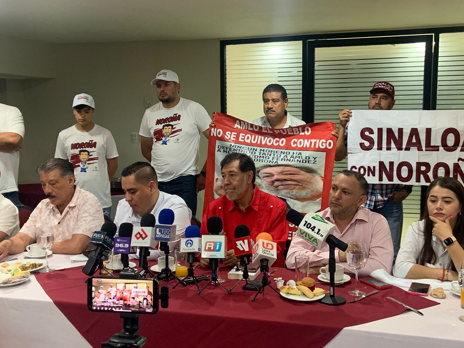 Gerardo Fernández Noroña durante rueda de prensa en Culiacán
