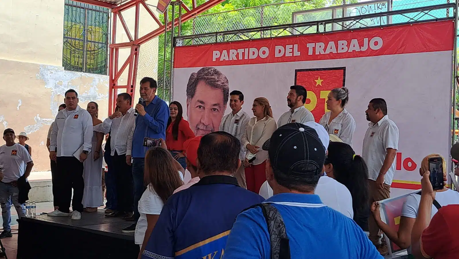 Gerardo Fernández Noroña de pie durante asamblea informativa en Mazatlán